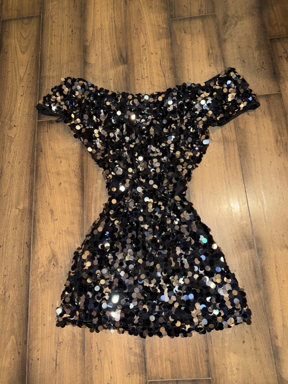 🖤Black Off The Shoulder Dress With Silver Sequins 

🩶Size 10